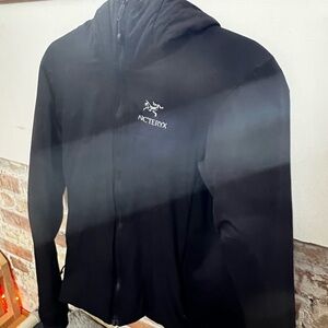 Arcteryx Atom jacket. Black. Woman size.  medium.Quality jacket insulated.